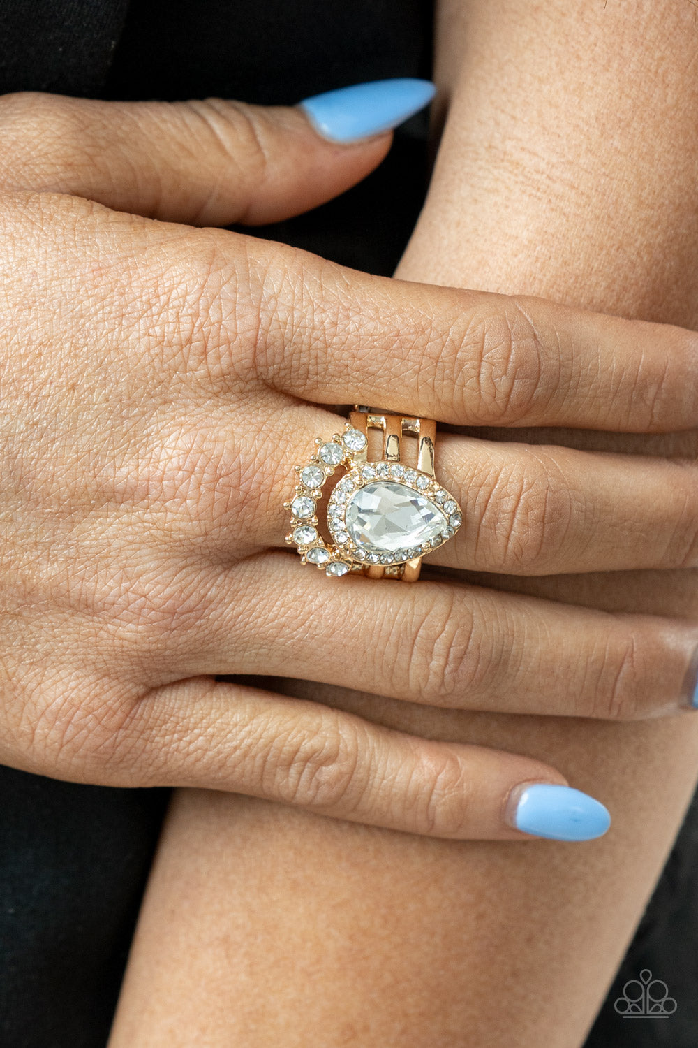 Paparazzi Elegantly Cosmopolitan - Gold