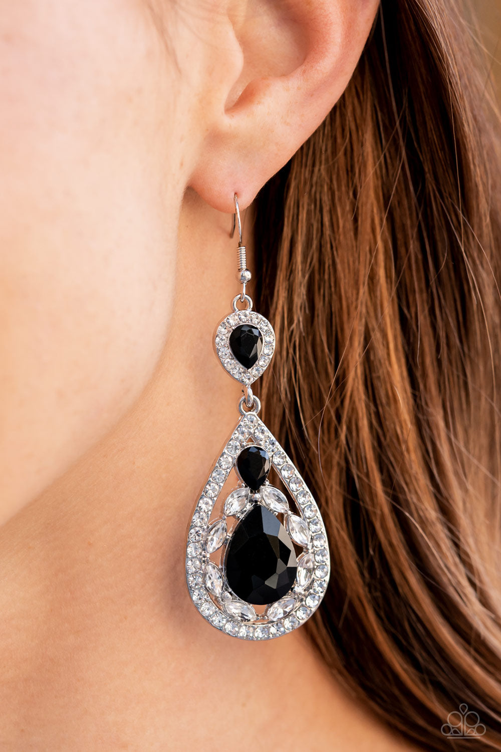 Paparazzi Posh Pageantry - Black