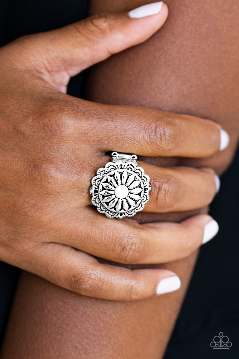 Paparazzi Daringly Daisy - Black