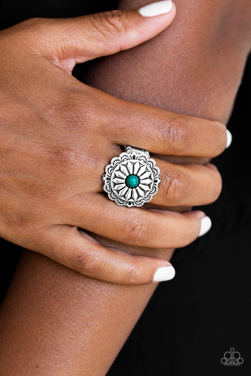 Paparazzi Daringly Daisy - Black